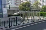 真惬意！洛夫顿骑着共享单车在上海游玩 非常开心