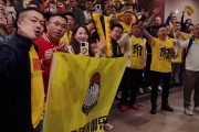 不离不弃❤️山西球迷赛后高喊“继续战斗” 主帅潘江鞠躬致谢