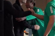 助日本队提前晋级世界杯，板仓滉回门兴后教练和队友向他送上祝福