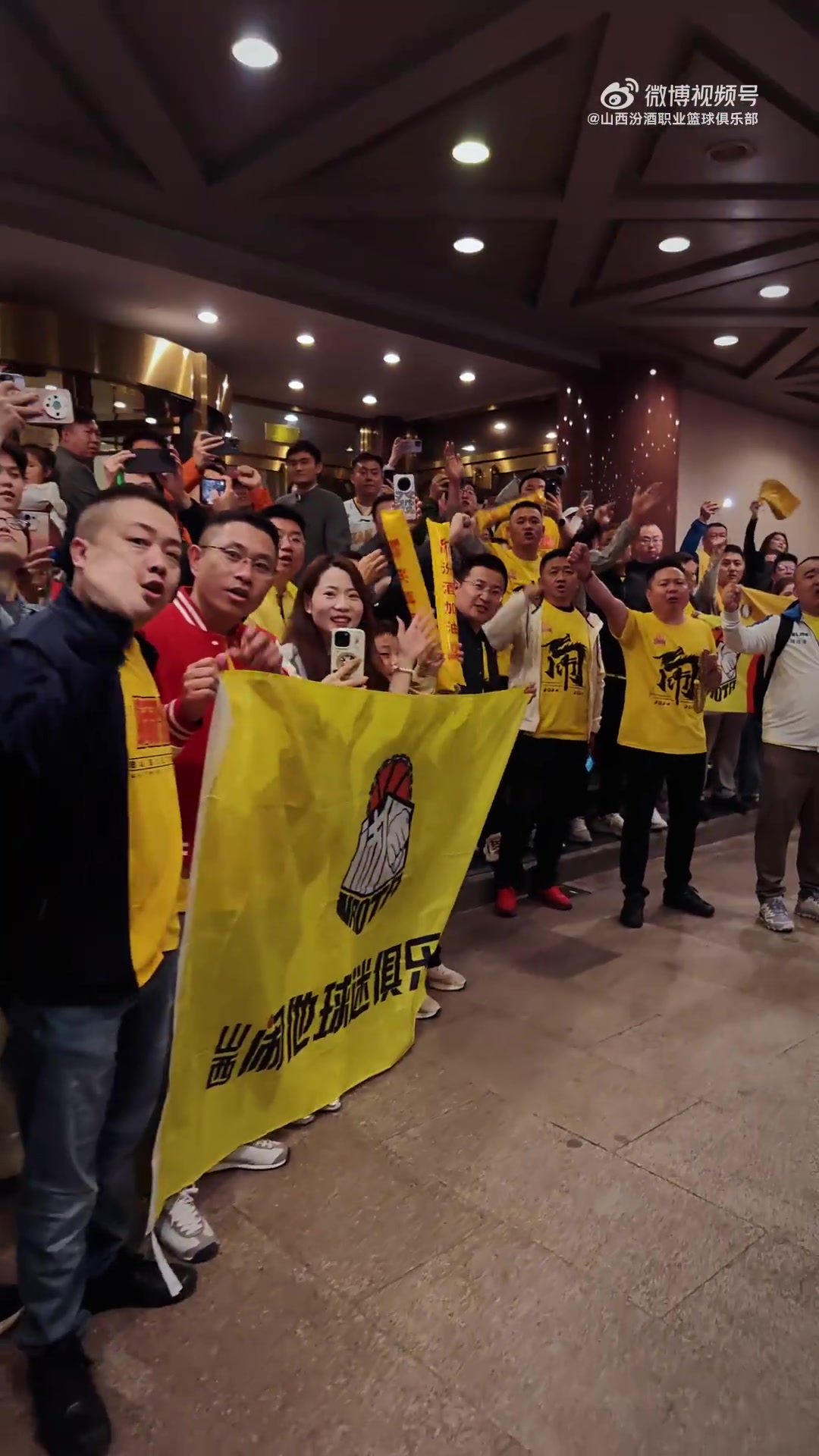 不离不弃❤️山西球迷赛后高喊“继续战斗” 主帅潘江鞠躬致谢